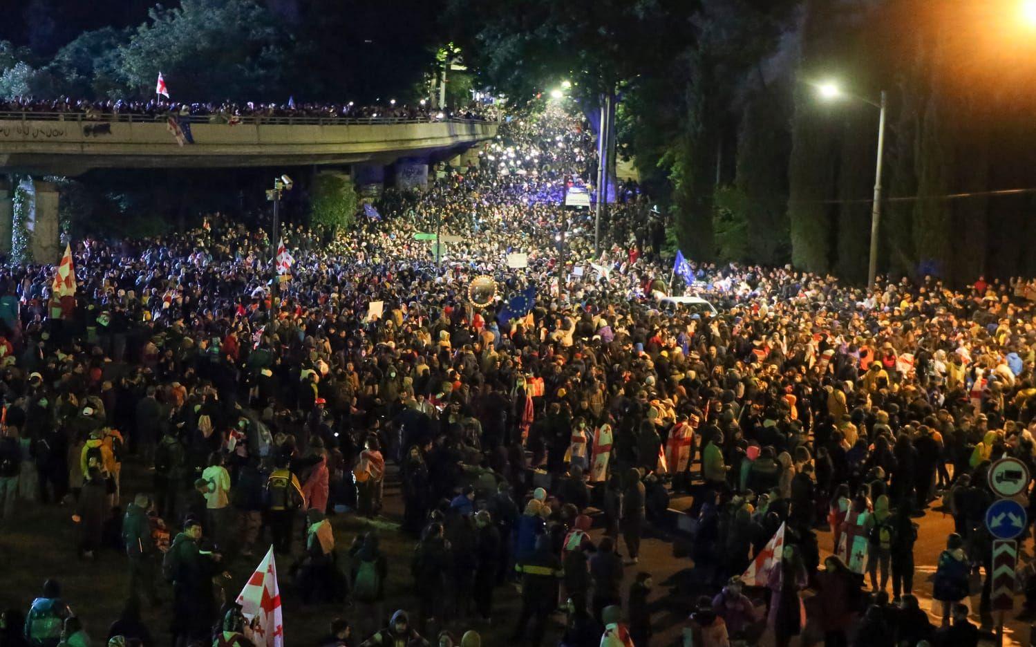 Massdemonstration i i Georgiens huvudstad Tblisi. Bild från tisdagen.