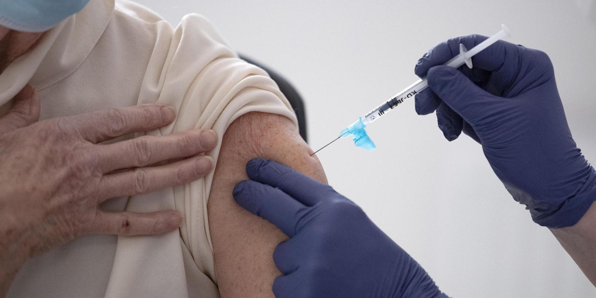Hundratusentals människor i Sverige har vaccinerats mot covid-19. En liten andel av dem har testat positivt efter vaccineringen.