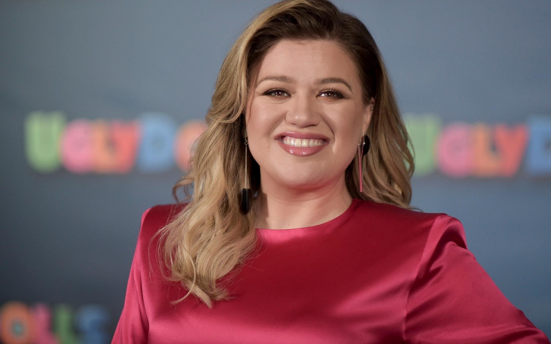 Artisten och programledaren Kelly Clarkson har en egen talkshow, ”The Kelly Clarkson show” och hon blir den som tar över Ellen DeGeneres populära programtid när Ellen slutar nästa år.