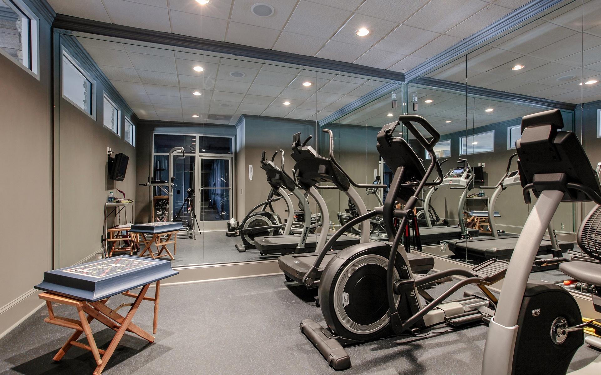 I huset finns ett gym med flera träningsmaskiner där man kan hålla i bra trim.