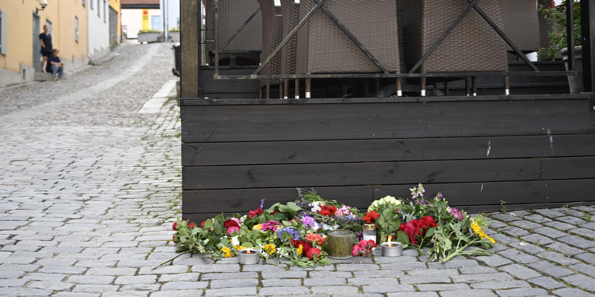 VISBY 20220707 Blommor vid platsen där en gärningsman attackerade en person, troligen med kniv, vid Donners plats i Visby under Almedalsveckan.Foto Henrik Montgomery / TT kod 10060