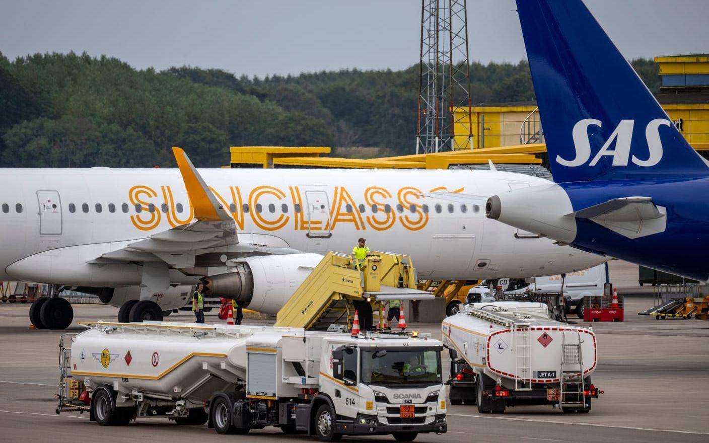 Flygplan tankas på Sturups flygplats i fjol somras. Arkivbild.