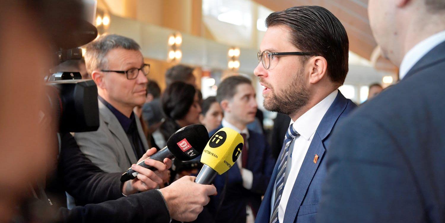 Sverigedemokraternas partiledare Jimmie Åkesson (SD) intervjuas av media.