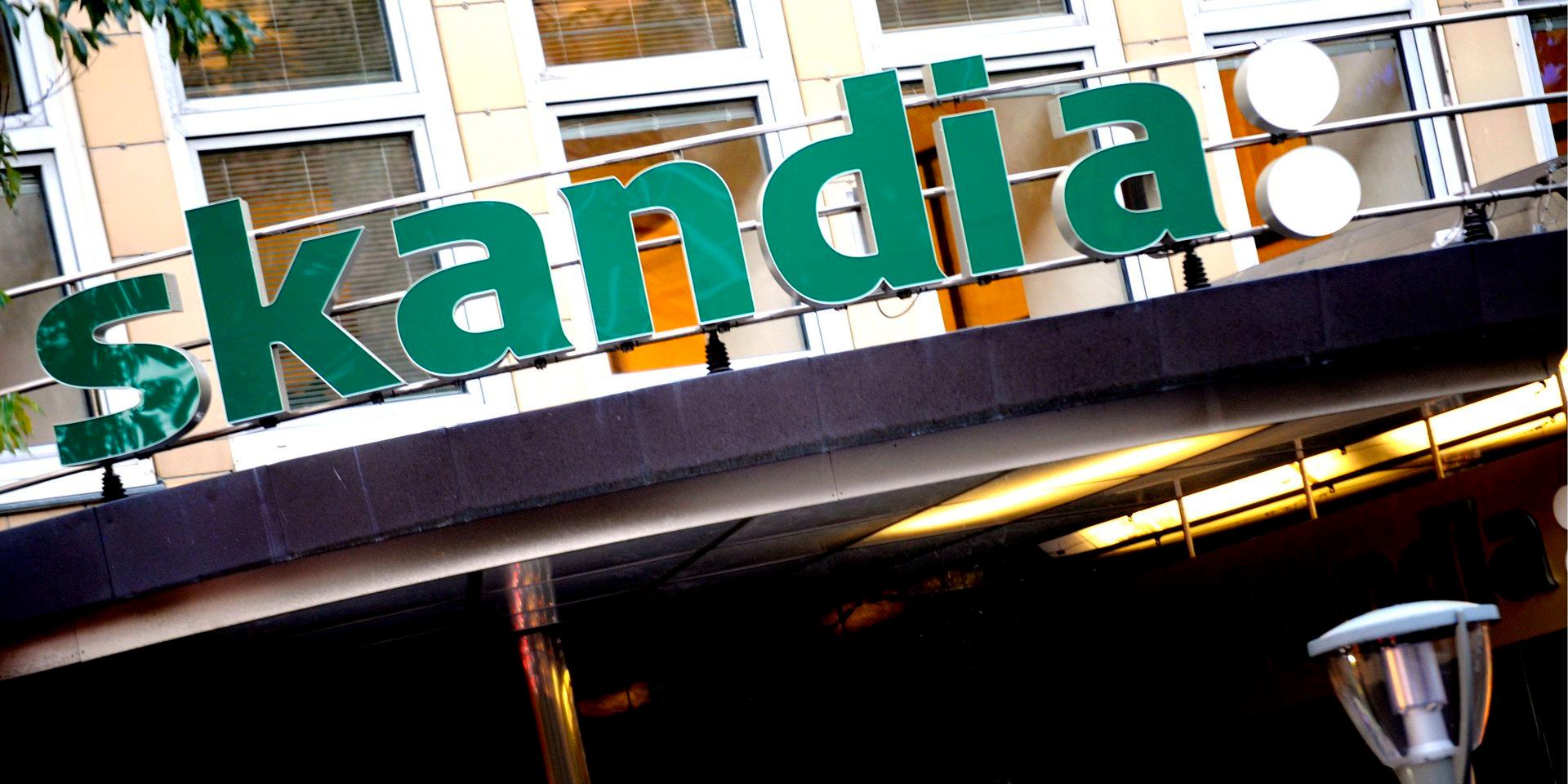 Flera banker har höjt sina räntor för bolån. Nu hoppar även Skandiabanken på räntetåget. 