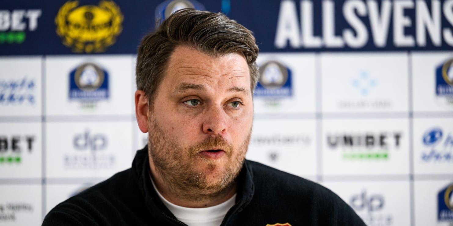 Öis huvudtränare Andreas Holmberg som ser sammanbiten ut. 