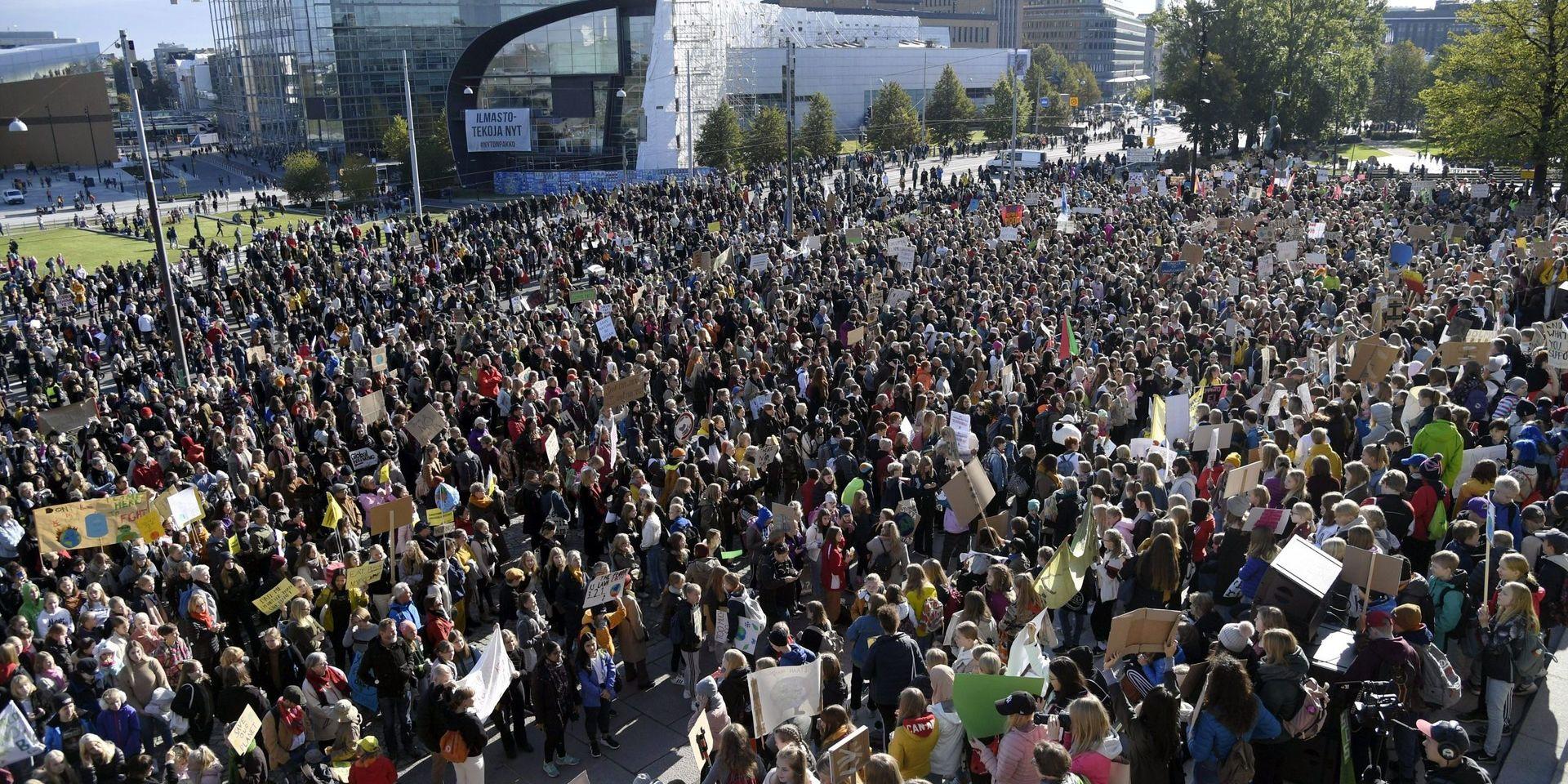 Protester utanför det finska parlamentet i Helsingfors.