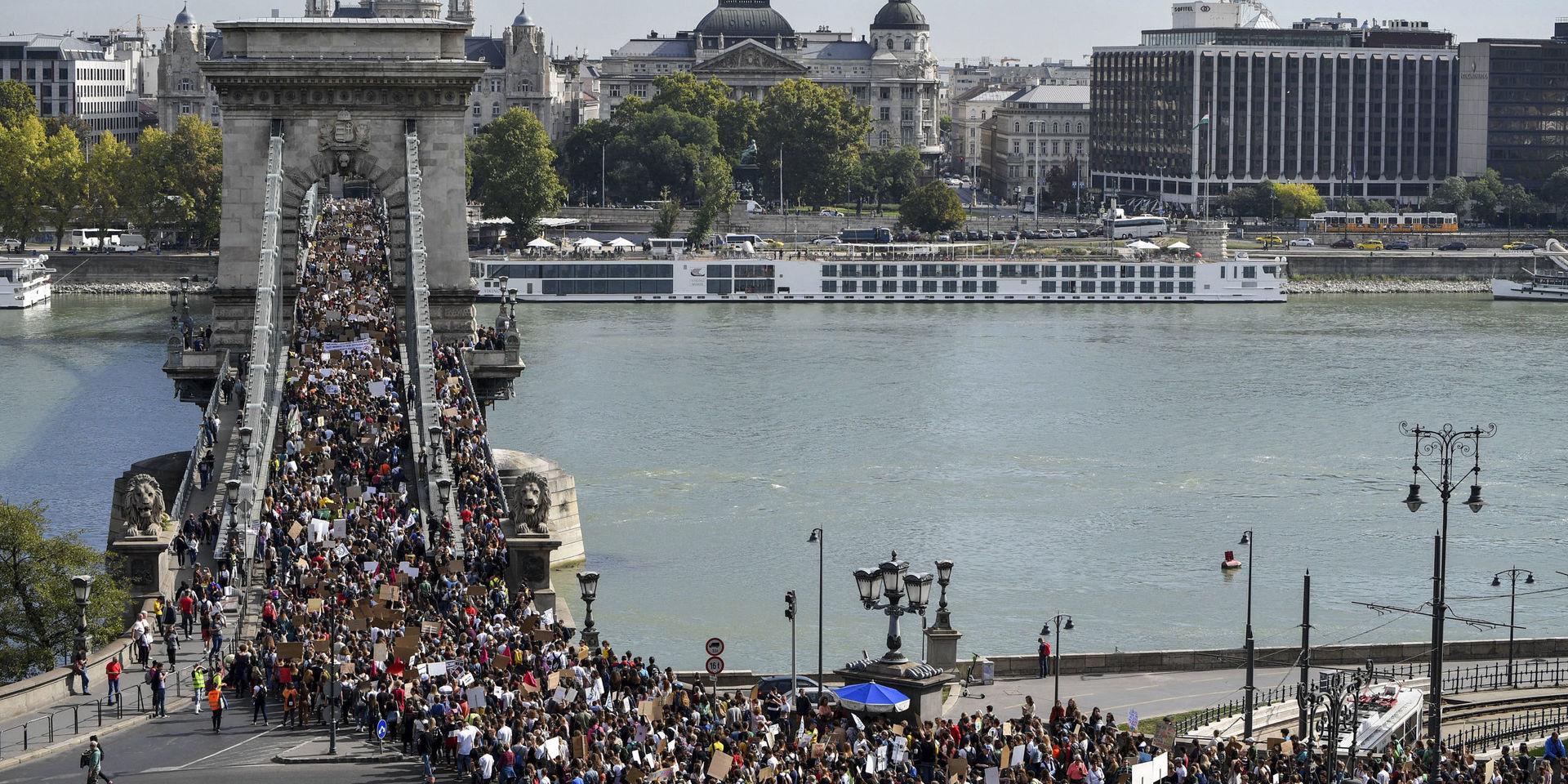 Demonstranter korsar en bro över Donau i Budapest, Ungern.