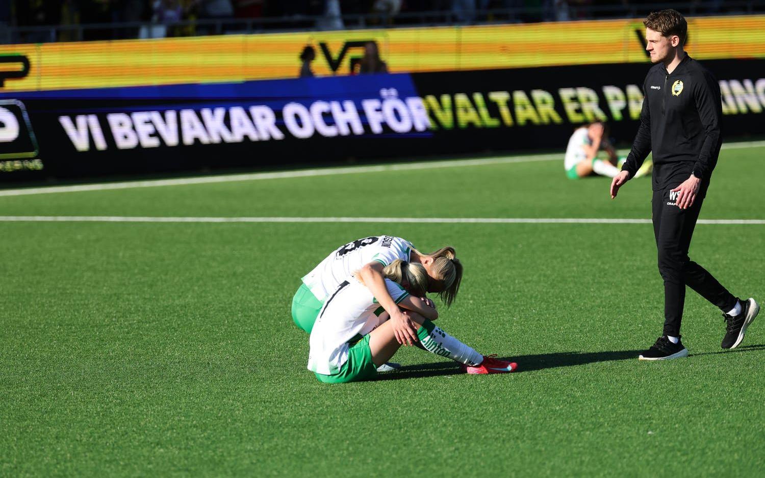 Hammarbys Alice Carlsson tröstar Emilie Joramo efter förlusten.