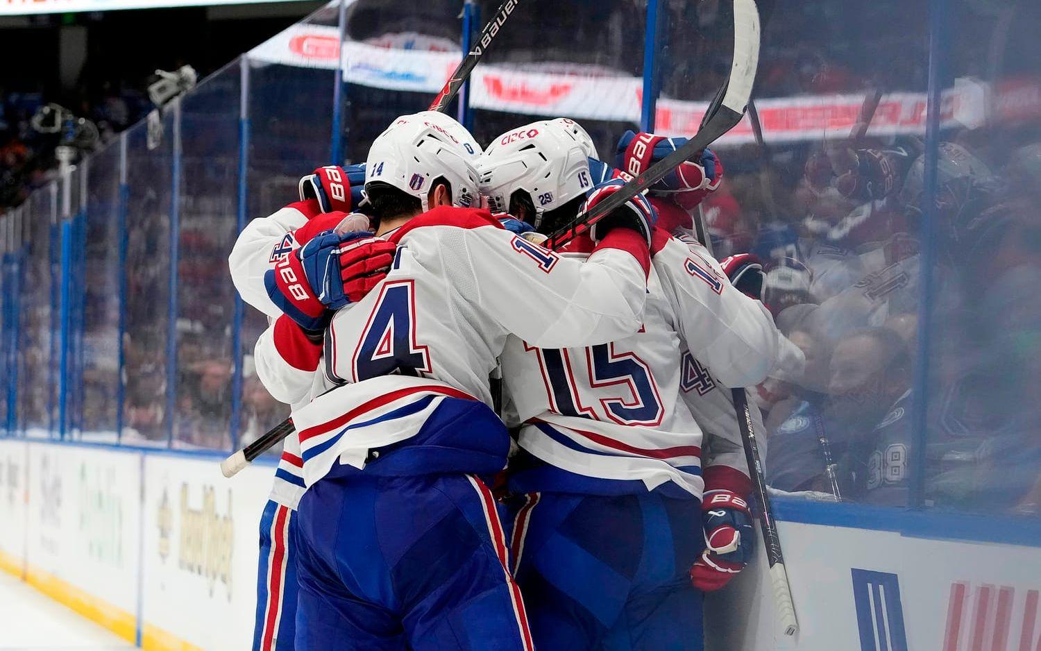 Montreals Alex Newhook (15) tillsammans med sina lagkamrater efter att han satt 2–1-målet.