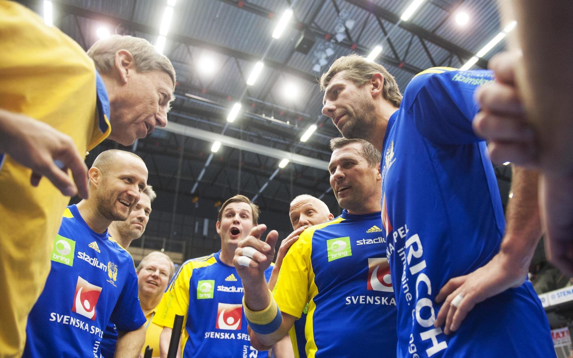 Timeout i slutet av matchen och Bengt Johansson hyllades av sina boys, här Stefan Lövgren och Magnus Wislander i matchen mellan Bengan Boys och Världslaget i Halmstad 11 januari 2014.