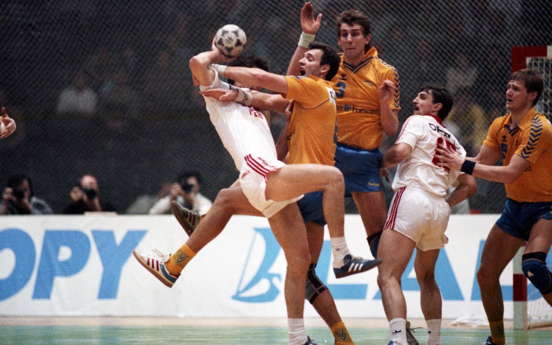 VM-final mellan Sverige och Sovjet 1990. Per Carlén och Magnus Wislander hjälps åt i försvaret. 