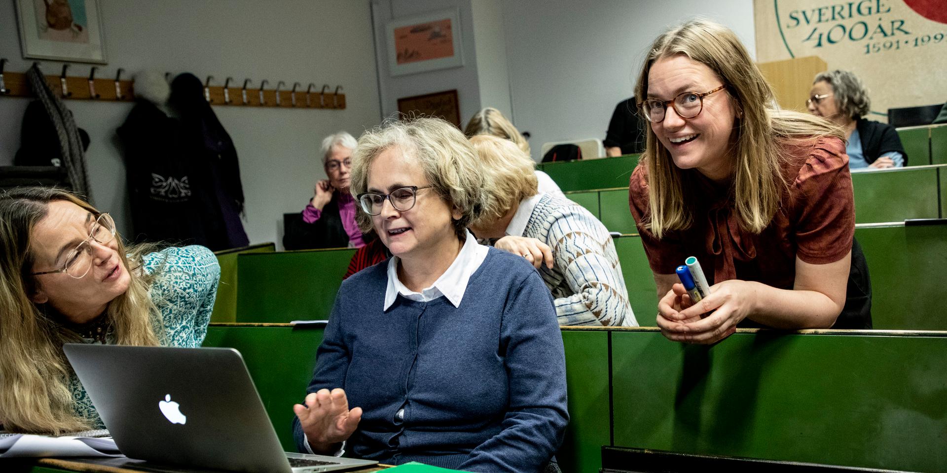 Maria Bergendal, Jenny Nilsson och forskningsledaren Malin Nauwerck tar sig an tre av Astrid Lindgrens stenogramblock med okänt innehåll.