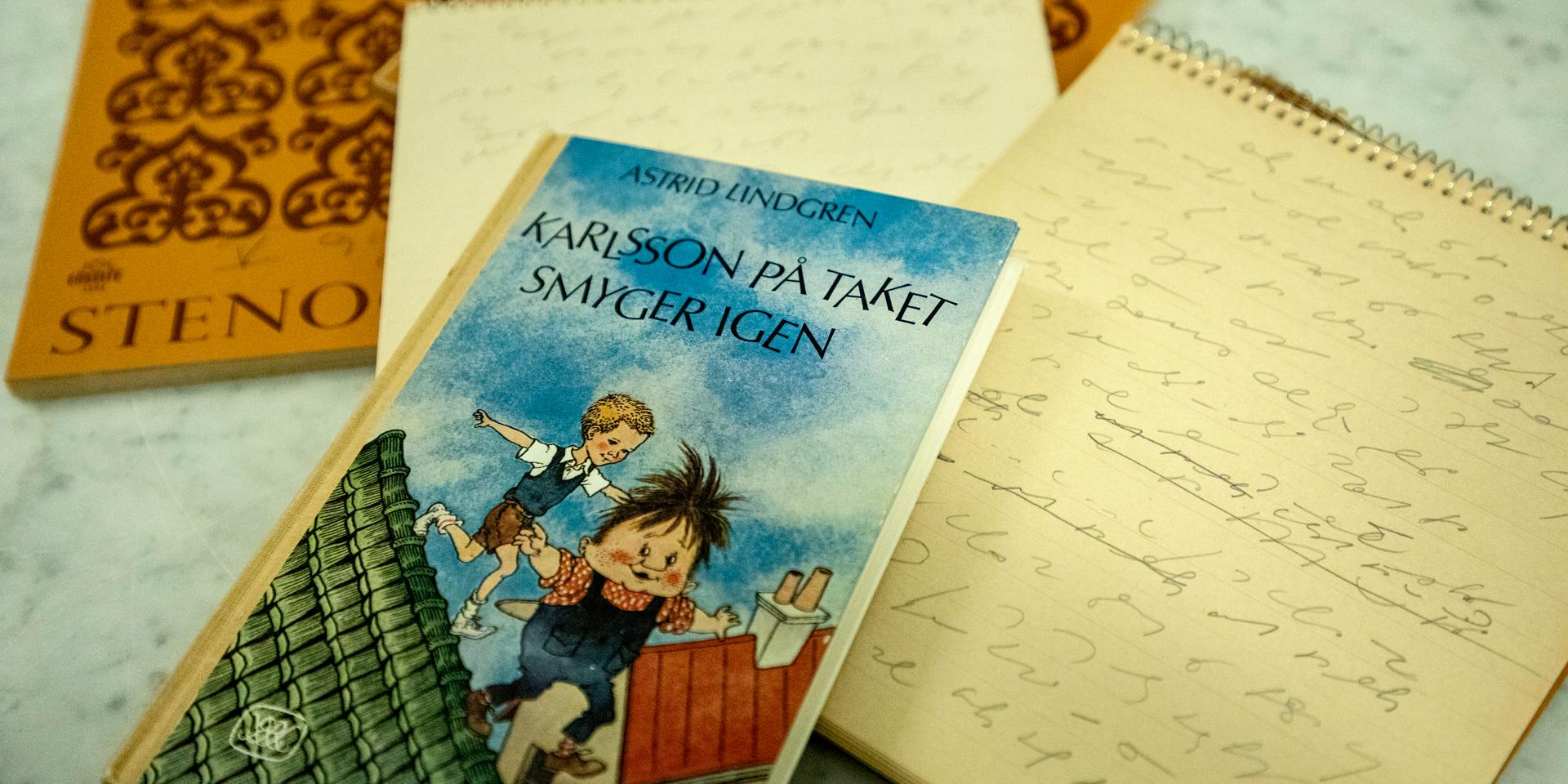 Stenogramblock med Astrid Lindgrens originalmanus till 'Karlsson på taket'.