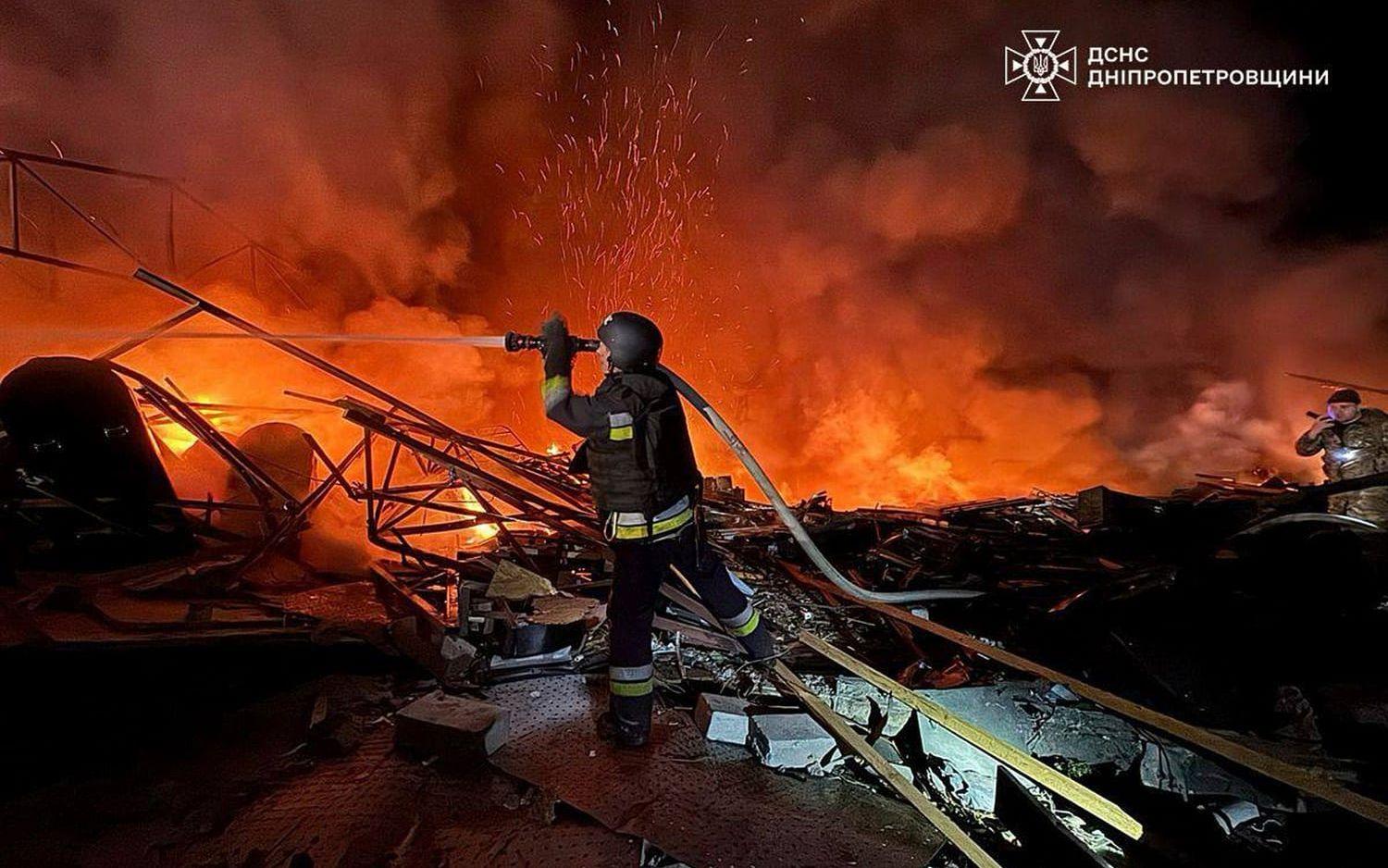 Räddningspersonal i en insats efter ryska drönarattacker mot Dnipropetrovsk under senvåren. Arkivbild.