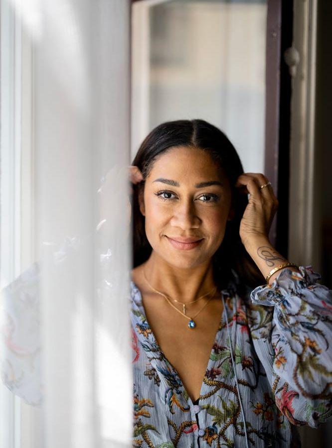 Julia Frändfors debuterar som programledare. 