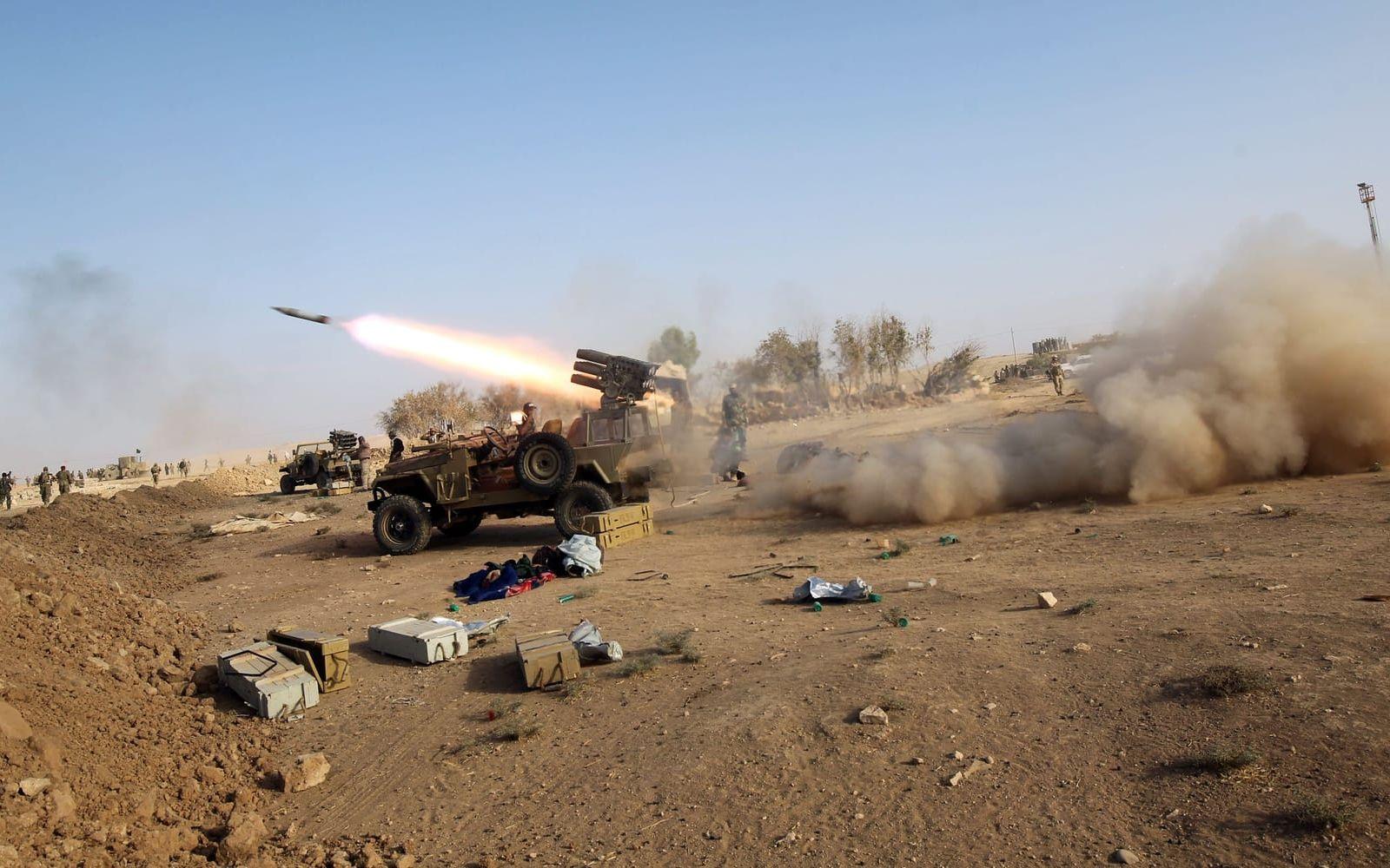 Soldaternas framryckningar får hjälp av artilleri och luftunderstöd. Foto: AHMAD AL-RUBAYE / AFP