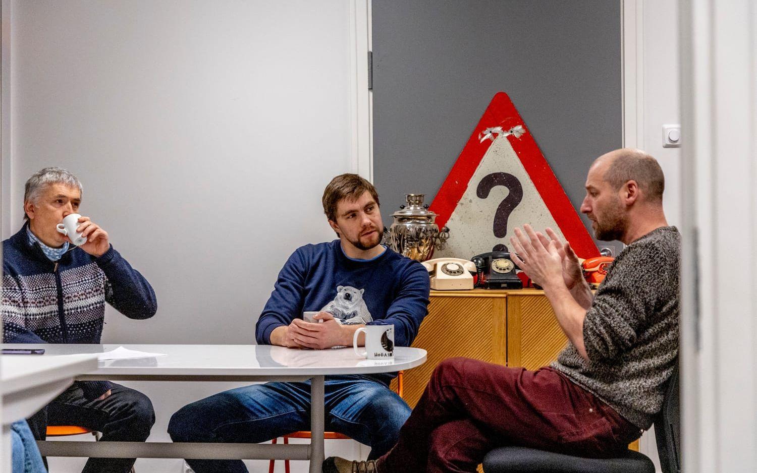 Det är första dagen av polarnatt så Georgij Tsjentemirov har dagen till ära valt en tröja med en 'polar bear', en isbjörn. Det är hans första vinter i Nordnorska Kirkenes.