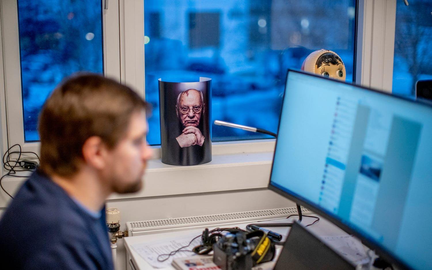 På redaktionen finns en bild på tidigare Sovjetledaren Michail Gorbatjov.