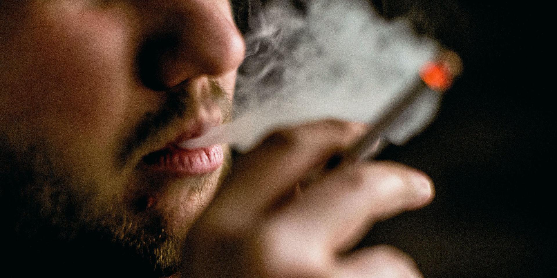 Problem med trängsel på uteserveringar kan avhjälpas med hjälp av rökning, menar insändarskribenten. 