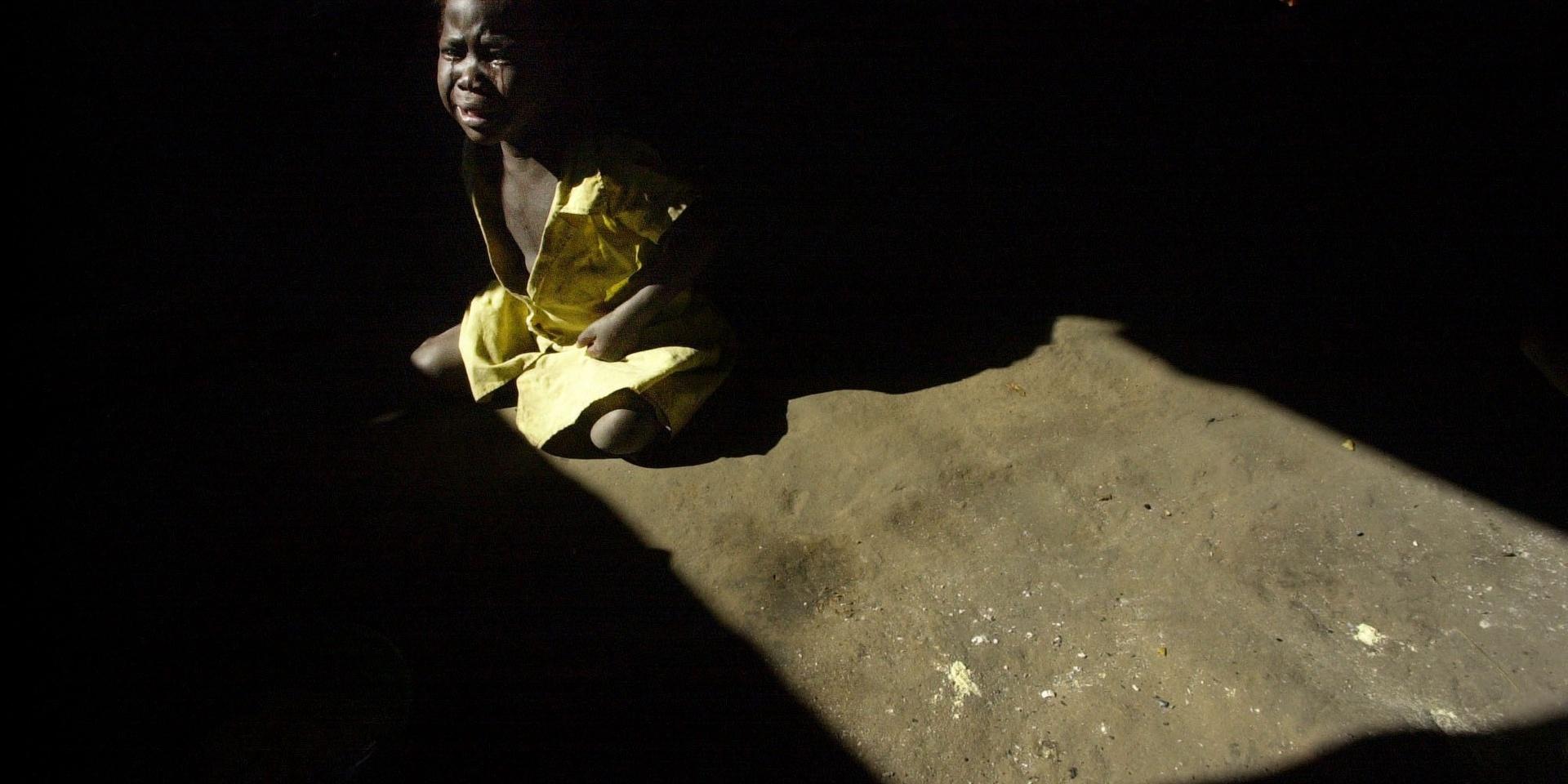 De högre temperaturerna leder till torka, med minskad jordbruksproduktion som följd. På bilden ett barn som gråter av hunger på ett sjukhus i Kuito i Angola.