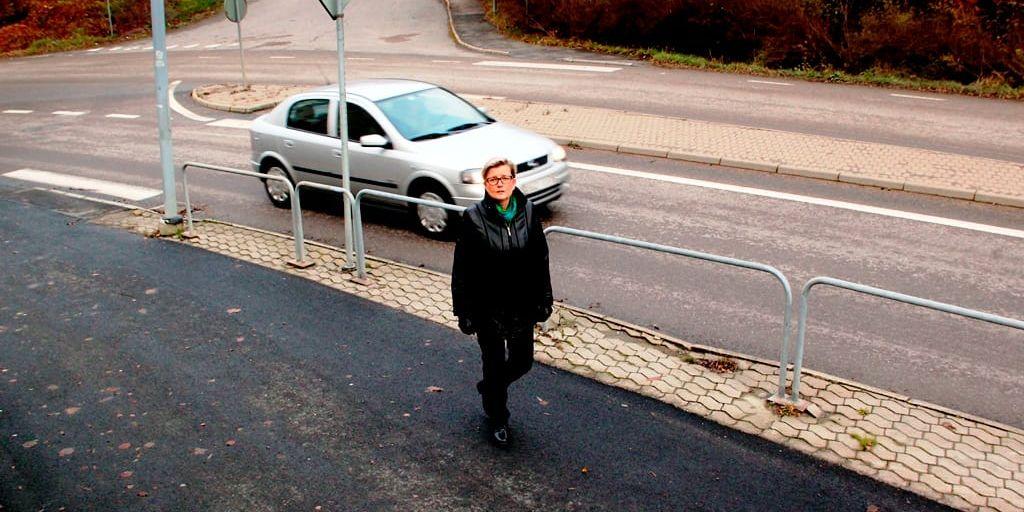 När övergångsstället vid Mölndals stadsmuseum nu tagits bort finns det inget säkert sätt att ta sig över vägen, anser Kerstin Magnell, som protesterar mot förändringen.