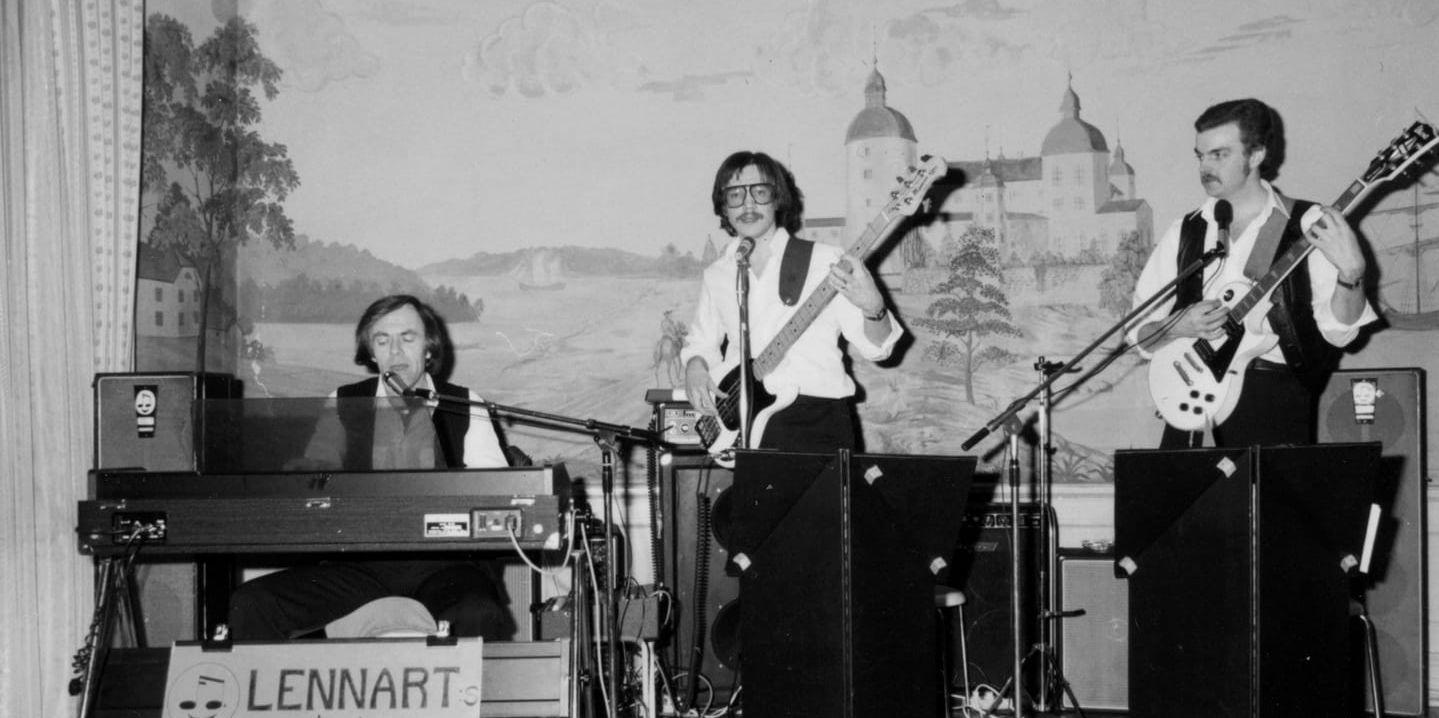 
    Lennarts trio i aktion runt 1980. Från vänster: Lennart K. Persson, orgel, sång och trummaskin som manövrerades med fötterna. Leif Erichson bas och Lennart Olausson gitarr och sång. Bild: Privat
   