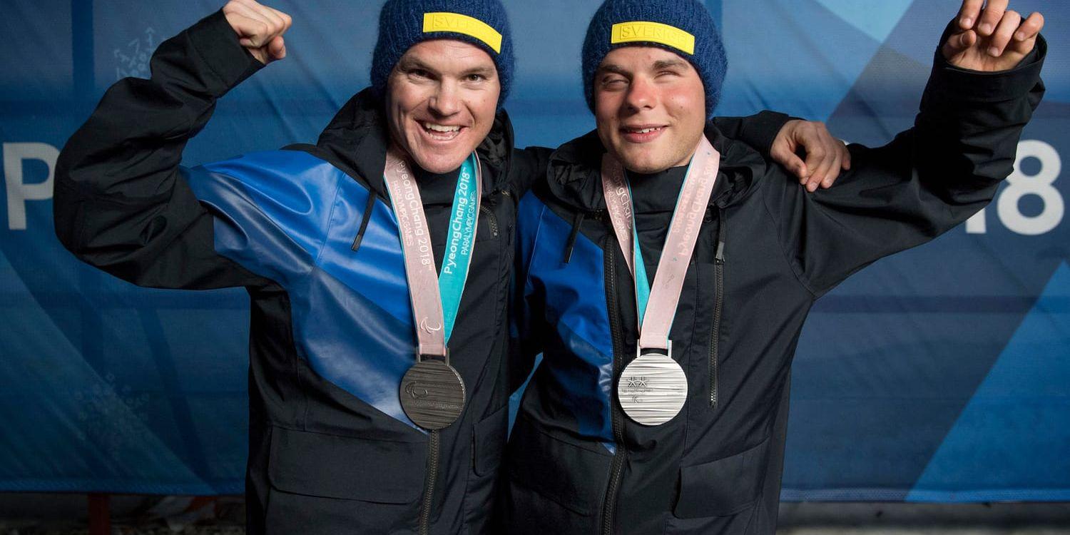 Zebastian Modin och hans guide Robin Bryntesson jublar över silvermedaljerna i Paralympics.