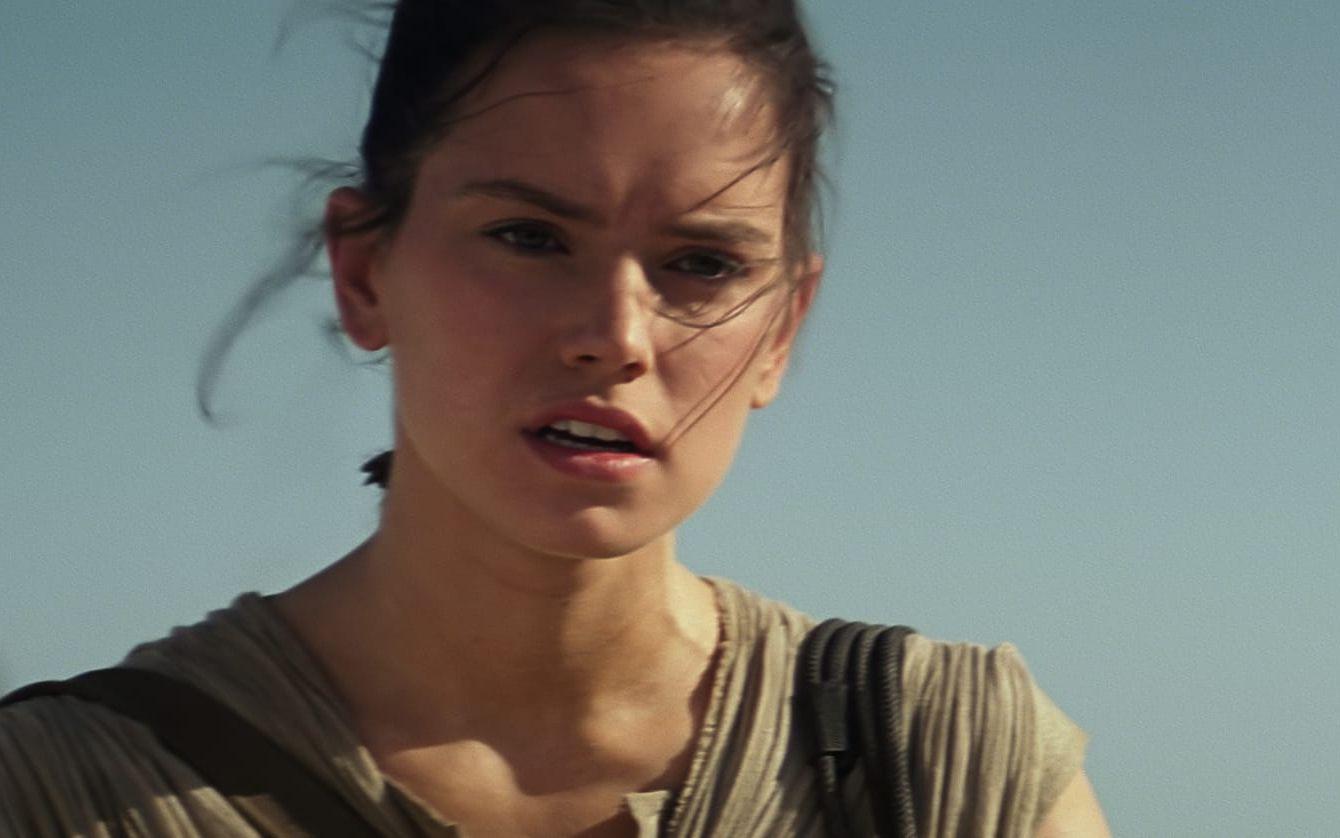 <strong> REY ÄR EN NY STAR WARS-SKURK.</strong>  I episode VII – The Force Awakens får vi lära känna Rey, se henne lära sig kraften i ett huj, bekämpa Kylo Ren och gå med i mötståndsrörelsen. En ny hjältinna! Eller – är hon i själva verket nästa Darth Vader? Det är <a href="”https://www.reddit.com/r/starwarsspeculation/comments/3z1x6y/why_rey_will_turn_to_the_dark_side_while_kylo”" target="”_blank”"> slutsatsen</a> av Star Wars-fans på Reddit som utgått ifrån hur snabbt Rey lärde sig kraften. Som vi vet så är den ljusa sidan starkare, medan den mörka sidan erbjuder en snabbare väg till kraften. Rey använder tankekontroll och andra kända jeditrick snabbare än någon annan vi sett. Dessutom ger hon ofta efter för känsloutbrott. Låter lite som Anakin, eller hur? I novellversionen av filmen får vi också veta att hon hör en röst som uppmanar henne att döda Ren, något hon vet kommer från den mörka sidan. Parallellteori: Kylo Ren kan byta sida.