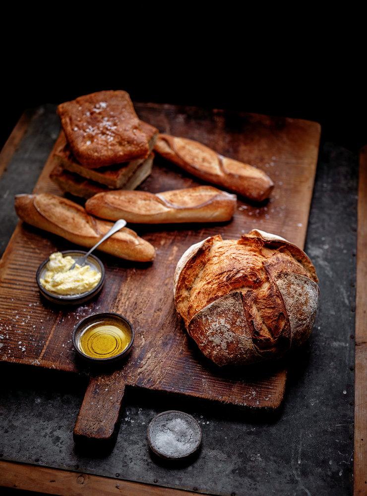 Om du har ett bröd hemma som blivit torrt är det perfekt att rosta i stekpannan med god olivolja.