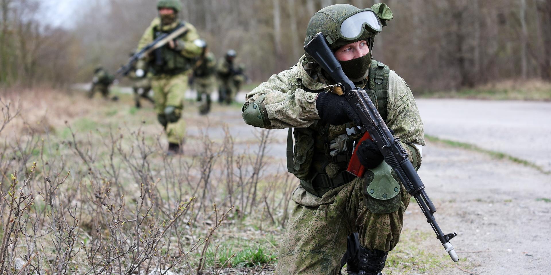Ryska soldater vid en övning i Kaliningrad, Ryssland, april 2022. Alltfler rapporter om att ryska soldater vill bryta sina kontrakt i förtid kommer nu från Ryssland.