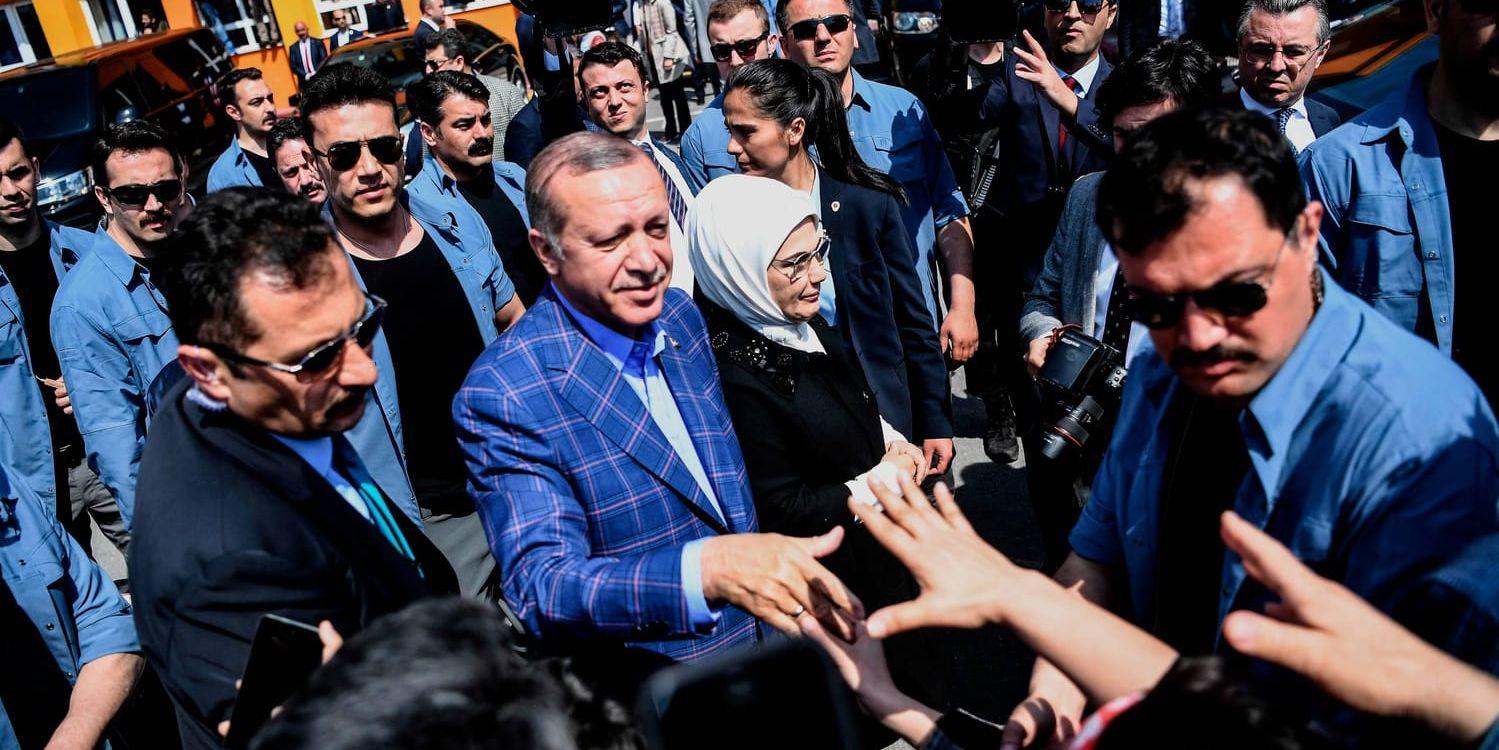 President Recep Tayyip Erdogan hälsar på anhängare i Istanbul efter valsegern i folkomröstningen.