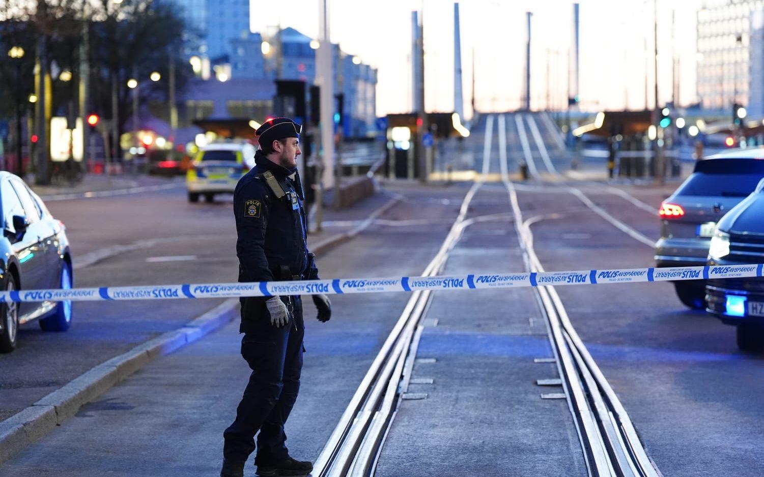 Polisen spärrade av ett stort område i närheten av Nordstan och Göteborgs centralstation under söndagskvällen. 