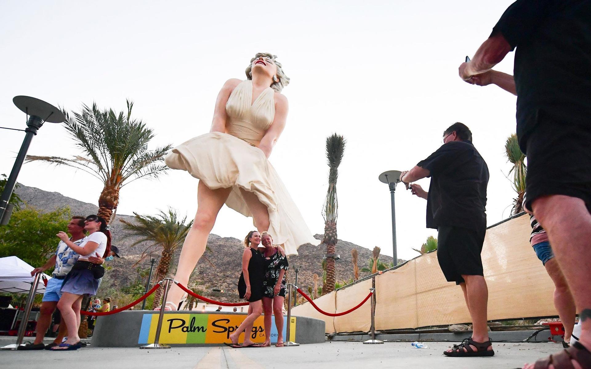 Statyn &quot;Forever Marilyn&quot; avtäcktes i söndags i  Palm Beach, Kalifornien. Nu kritiseras konstverket för att både vara sexistiskt och förstöra landskapet.