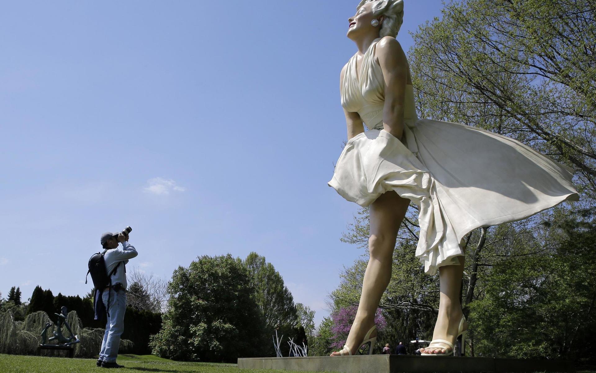 Skulptören Seward Johnsons nästan åtta meter höga staty av Marilyn Monroe vid en utställning i New Jersey 2014. Nu vållar statyn strid i Kalifornien.
