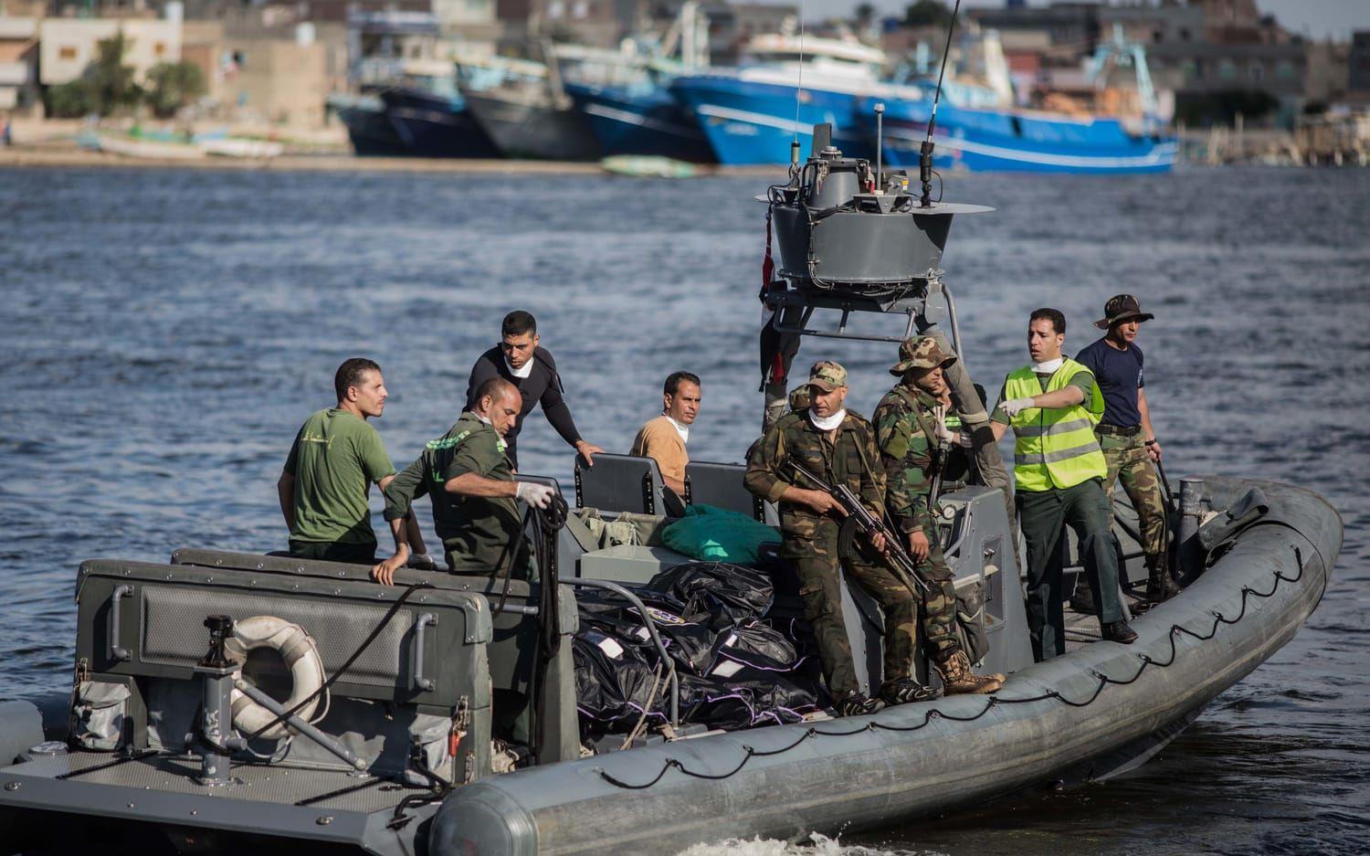 Egyptiska kustbevakningen fortsätter leta efter de hundratals saknade. Foto: AP / MOHAMED EL-SHAHED