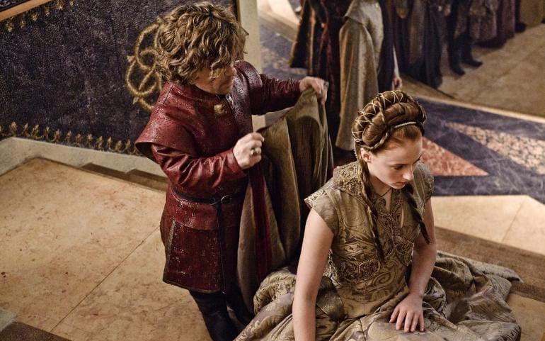 <strong>Säsong 3, avsnitt 8:</strong> Sansa tvingades gifta sig med Tyrion, och han var faktiskt rätt snäll mot henne. Äktenskapet höll inte länge, men att han var den enda i Lannister-klanen som var snäll mot henne lär vara viktigt framöver.Bild: HBO

