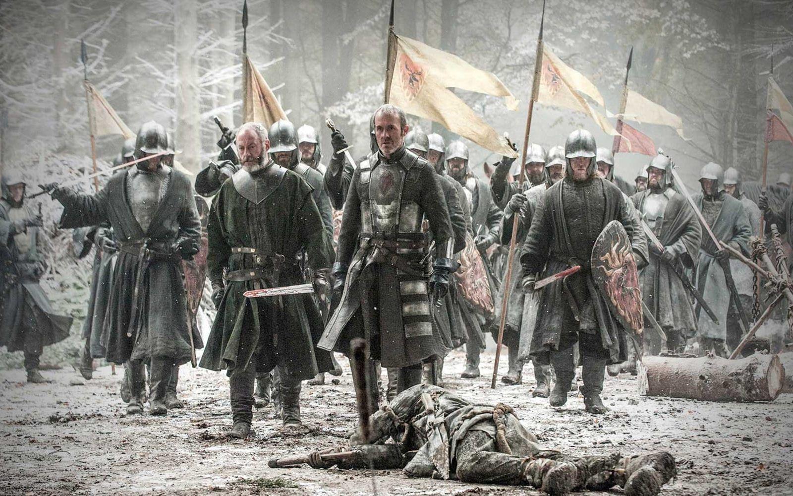 <strong>Säsong 4, avsnitt 10:</strong> När Jon Snow mötte Mance Rayder för att förhandla (eller kanske lönnmörda honom) kom en helt annan kung till räddning. Stannis anföll vildingarna och tog över The Wall.Bild: HBO
