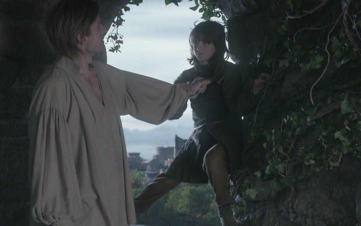 <strong>Säsong 1, avsnitt 1:</strong> Första avsnittet av "Game of Thrones" avslutades med att Jamie Lannister puttade ut Bran Stark genom ett fönster. En händelse som sparkade igång konflikterna mellan Lannisters och Starks som fortfarande skakar om Westeros.Bild: HBO
