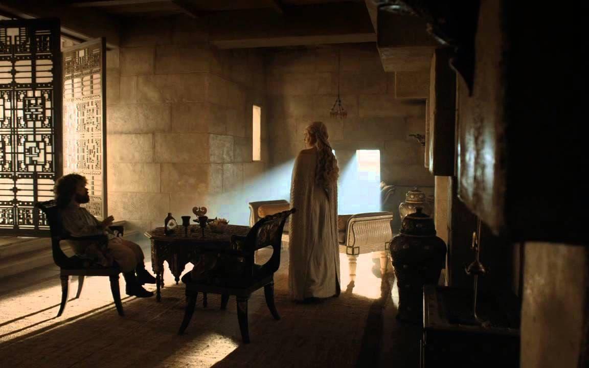 <strong>Säsong 5, avsnitt 7: </strong>Tack vare Daenerys gamle vän Jorah lyckades Tyrion till slut ta sig till drakmamman själv. Han vill nämligen hjälpa henne att ta över Westeros och hämnas på resten av Lannister-familjen (framförallt Cersei).Bild: HBO
