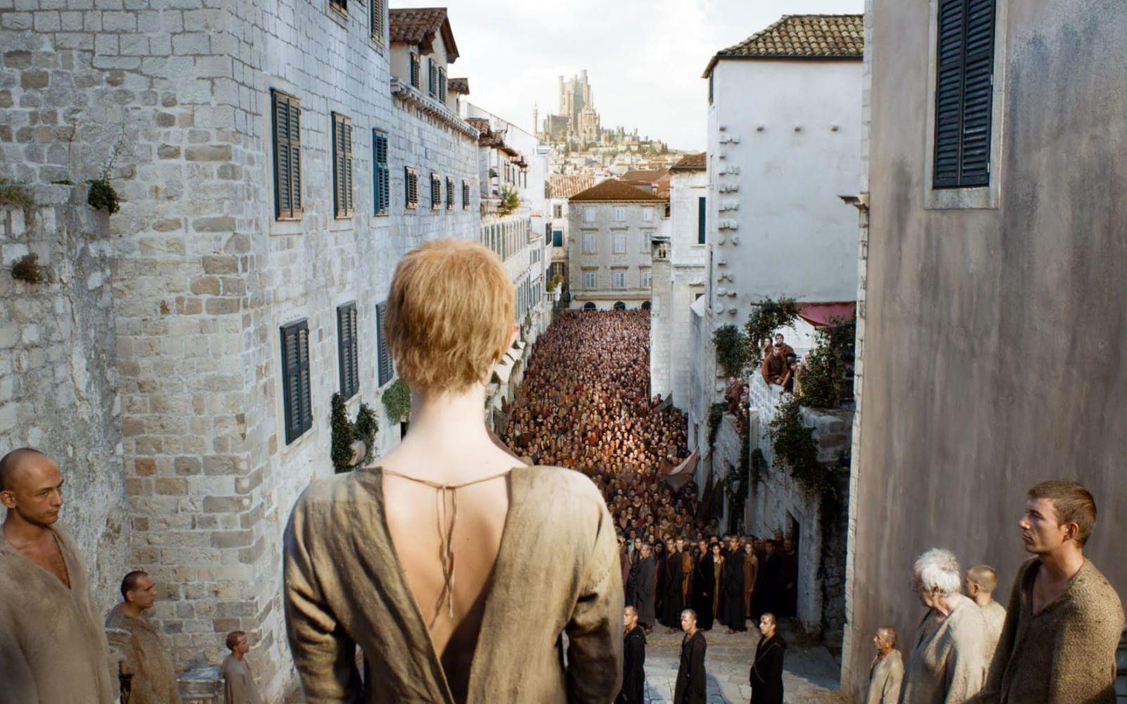 <strong>Säsong 5, avsnitt 10:</strong> Cersei fängslas av den nya religiösa grupperingen som tagit över King’s Landing, och tvingades gå naken genom stadens gator.Bild: HBO
