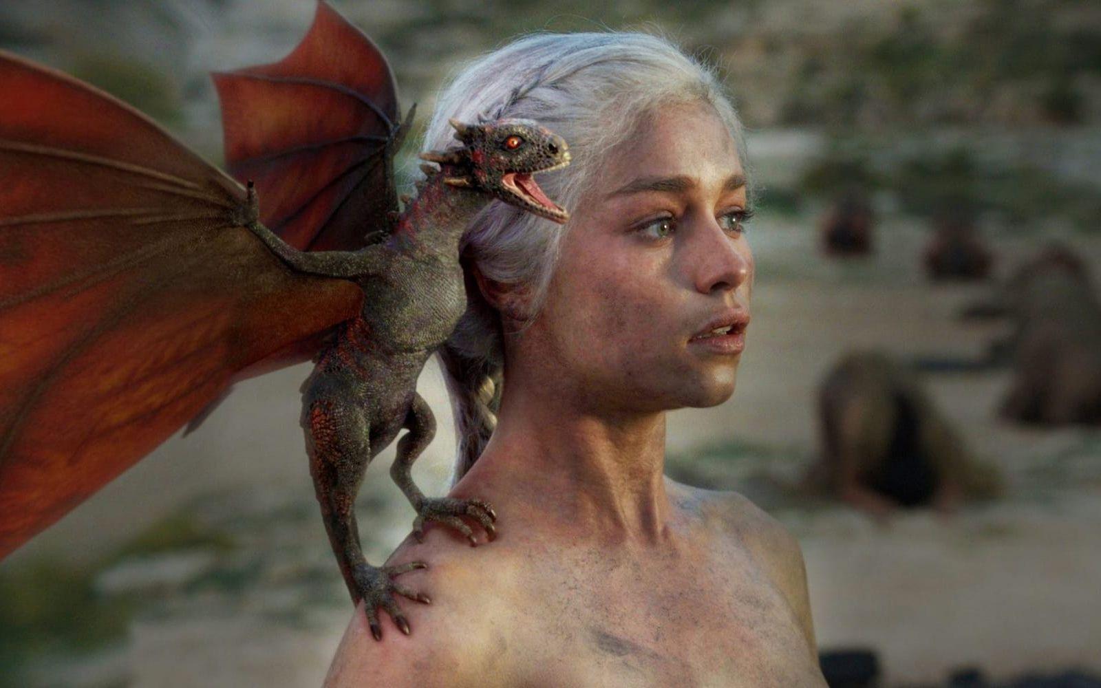 <strong>Säsong 1, avsnitt 10:</strong> Under Daenerys bröllop fick hon tre stycken förstenade drakägg. I sista avsnittet av första säsongen hamnade Khal Drogo i koma och Daenerys bestämde sig för att bränna honom – och sig själv – på bål. Hon överlevde det hela och tre små drakar föddes.Bild: HBO
