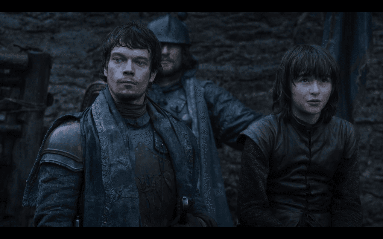 <strong>Säsong 2, avsnitt 6:</strong> Theon Greyjoy bodde sedan barnsben hos Stark-familjen. När Robb ber Theon om hjälp väljer Theon att svika sin vän och ta över Starks hem Winterfell åt Greyjoy-familjen.Bild: HBO

