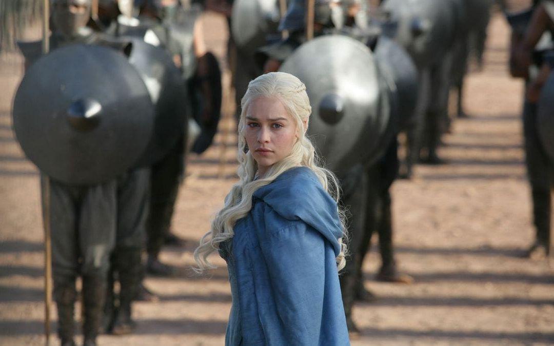 <strong>Säsong 3, avsnitt 4:</strong> Efter att ha förlorat sin man, soldater och vänner kommer Daenerys till sist till slavstaden Astapor. Där lurar hon till sig alla soldater i staden och bränner ihjäl slavägarna.Bild: HBO
