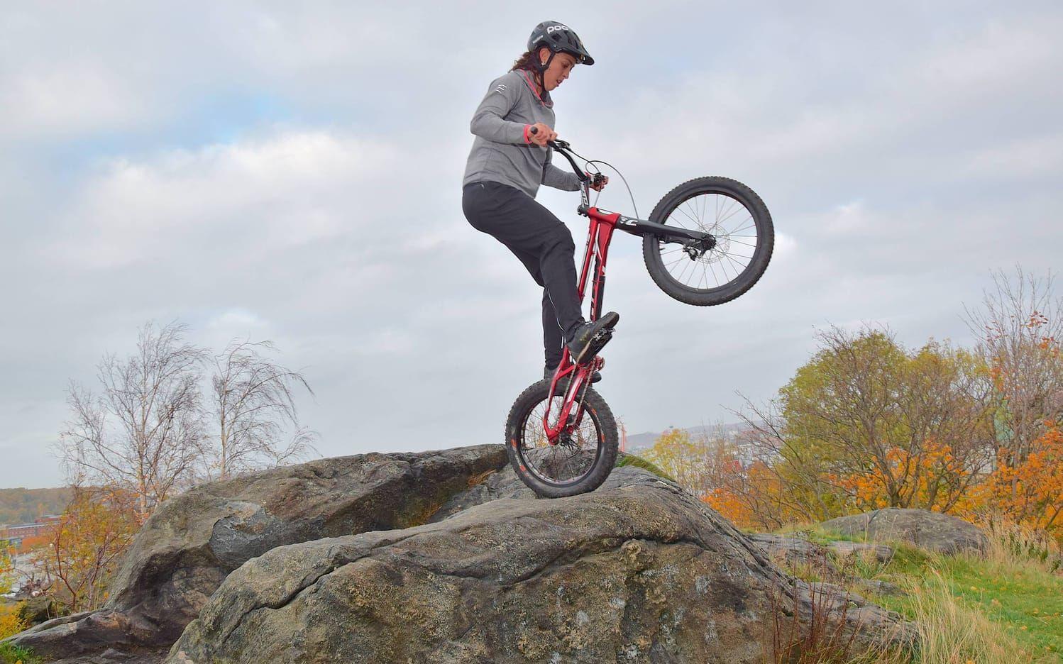 Balans, timing och koordination. Det är enligt Nadine Kåmark de egenskaper som är viktigast i cykeltrial. Hon brukar träna på klippor, exempelvis på Smarholmen i Vallda, i Mollösund eller som här i Masthuggsbergen. Bild: Clas-Göran Sandblom