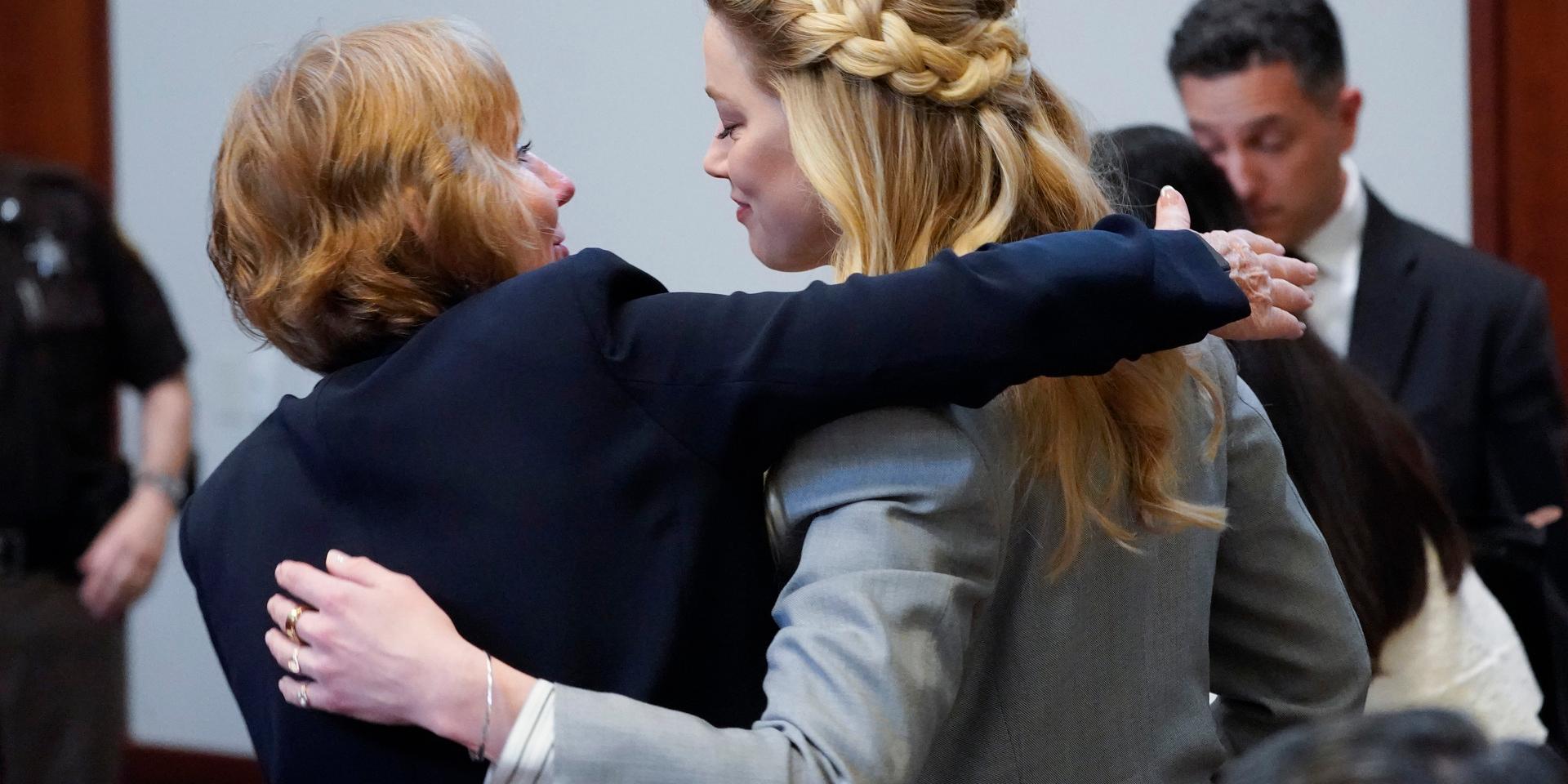 Amber Heard får en kram av sin försvarsadvokat Elaine Bredehoft inför den sista rättegångsdagen i domstolen i Fairfax i Virginia.
