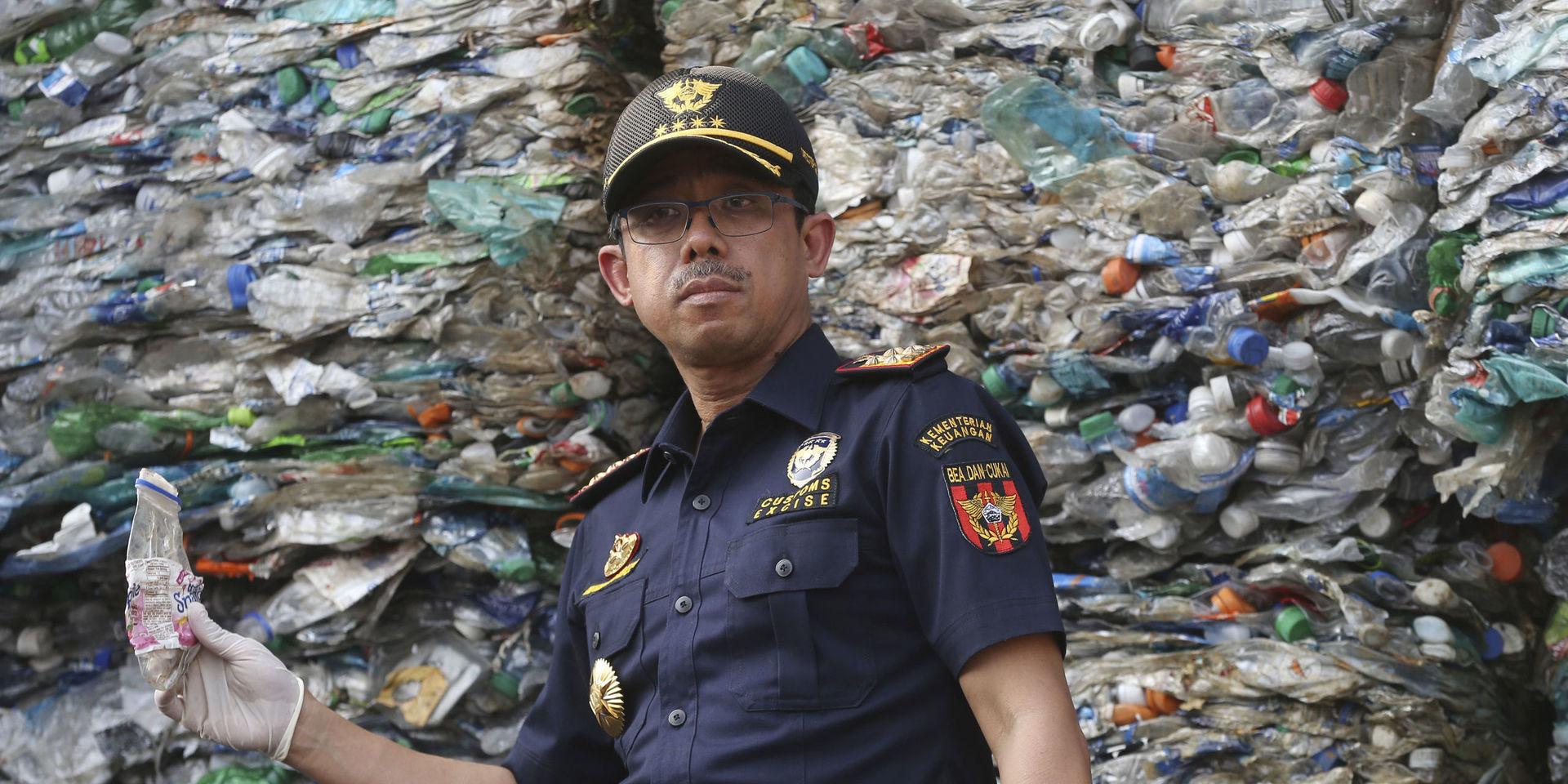 Tullchefen Heru Pambudi framför en container med plastsopor i Jakarta. 