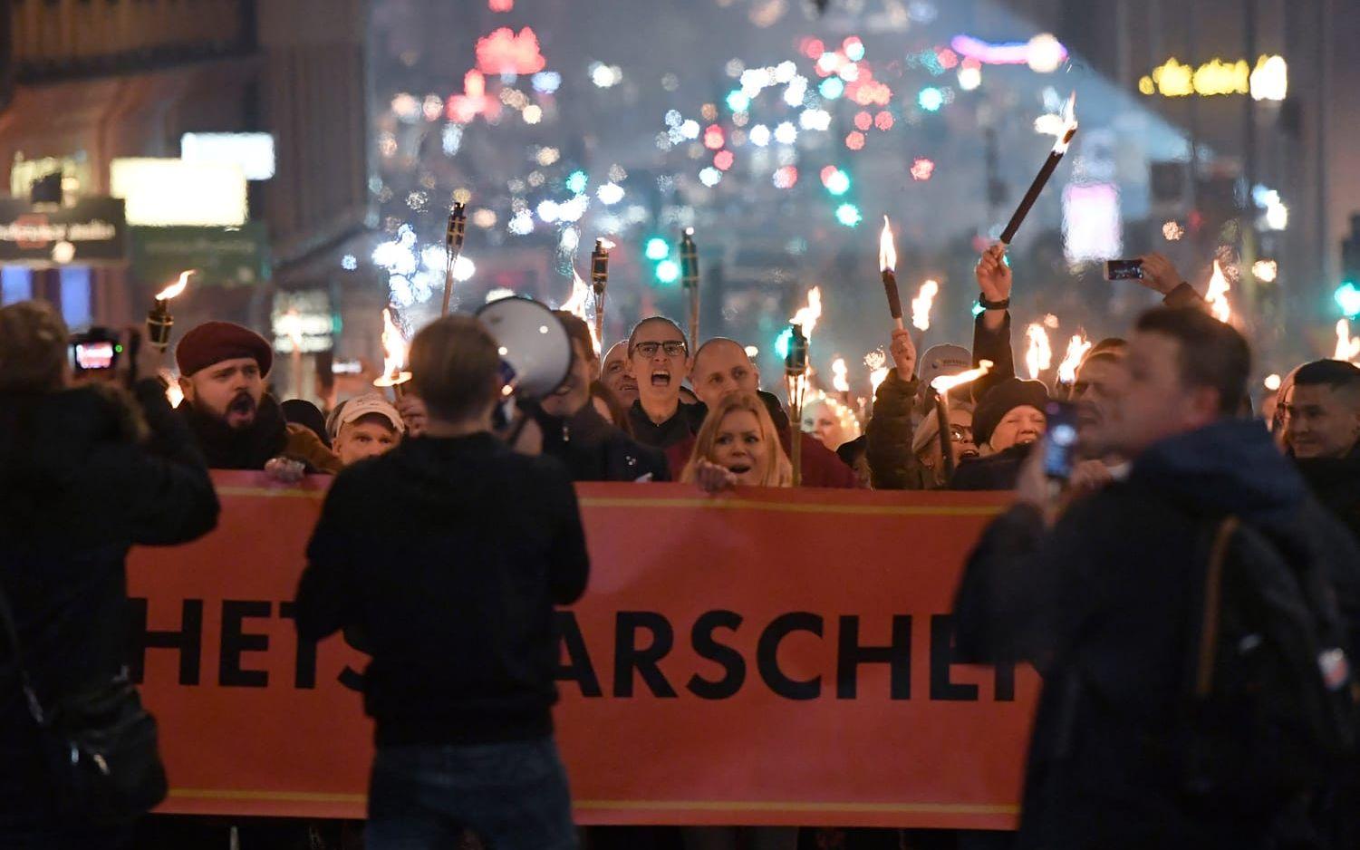 Mitt i omikronvågen planeras en ny demonstration mot vaccinpass. På bilden tågar 'Tusenmannamarschen 2.0' i Stockholm i slutet av november.