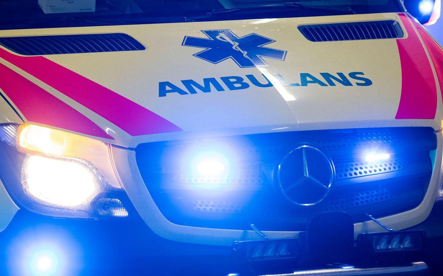 Mannen fördes till sjukhus med ambulans. Arkivbild.