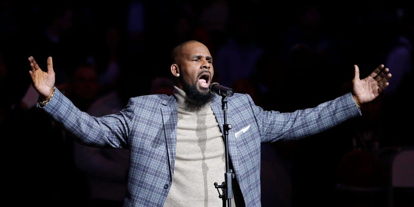 Artisten R Kelly adresserar anklagelserna om sexuella övergrepp i ny låt.