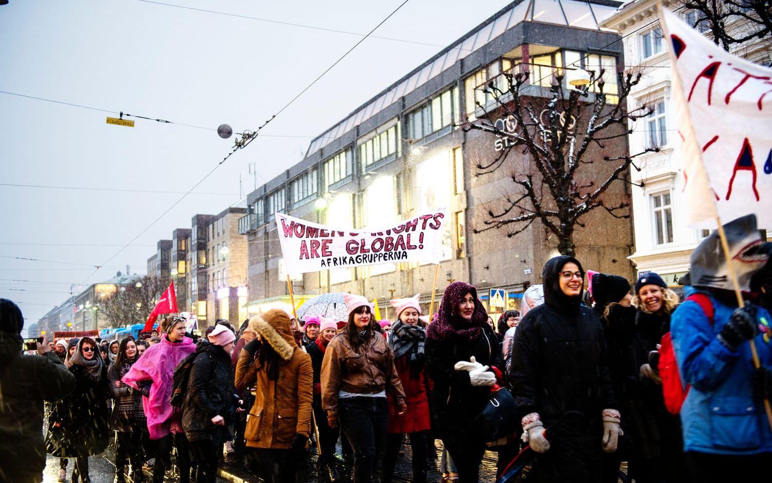 Trots minusgrader och snöig blåst i Göteborg var det hundratals människor ute på gatorna. FOTO: Anna Svanberg